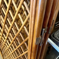 《売約済》【武蔵小山店】 ラタンパーテーション 籐パーテーション ラタン衝立 籐衝立 パーテーション 衝立 ついたて 間仕切り 目隠し家具 折りたたみパーテーション 折りたたみ衝立 4連パーテーション 4連衝立 ラタン家具 籐家具 インテリア家具 自然素材 ナチュラル家具 アジアン家具 エスニック家具 ナチュラルインテリア 格子デザイン ビンテージ家具 レトロ家具 和モダン家具 ラタンの画像