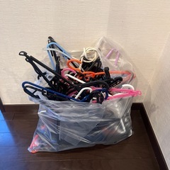 大量ハンガーとコンセント