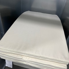 マットレスとクローゼットの画像