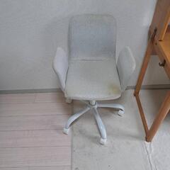 机と椅子の画像