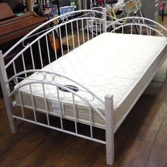 シングルベッド　ニトリ　パイプ　白