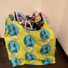 大量ハンガーとコンセントの画像