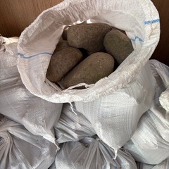 大きさ色々の石の画像