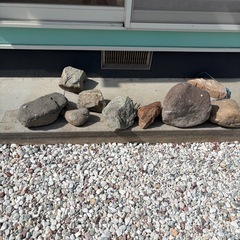 大きさ色々の石の画像