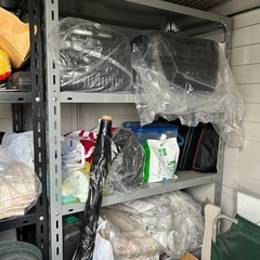 【引渡し先決まりました】便利なスチールラック2台付き、ブロック付き YODOKO ヨド物置中古品　中型の画像