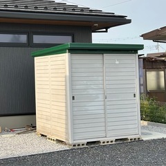 【引渡し先決まりました】便利なスチールラック2台付き、ブロック付き YODOKO ヨド物置中古品　中型の画像