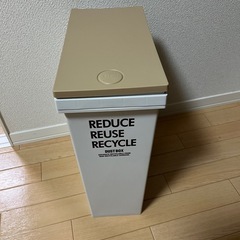 ゴミ箱2つ、白いカゴ2つの画像