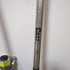 受付終了　釣り竿　おまけ付き（バケツ）の画像