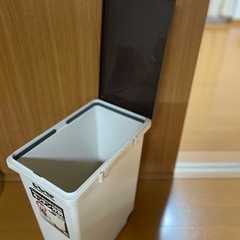 キャスター付きゴミ箱の画像
