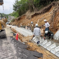 現場管理【月給35万円〜】外構・造成・土木工事に関心ある方歓迎！地元で腰を据えて働きませんか？の画像