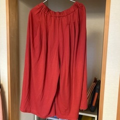 赤いパンツ　　スカートにみえるの画像