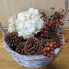 売り切り！ナチュラルインテリアに【サンキライ、ノイバラ、大きい松ぼっくり、立ち枯れアジサイ】シャビー加工カゴ入りの画像
