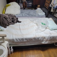 セミダブルベッドの枠とセミダブルマットレス
