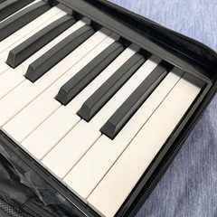 ［決定しました］ニコマク NikoMaku 電子ピアノ 88鍵盤 SWAN コンパクト 128種類音色 二つステレオスピーカー 軽量 スリムデザイン Bluetooth MIDI対応 トランスポーズ ペダル ソフトケース 譜面台 練習用イヤホン の画像