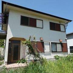 約368坪の敷地に平成12年に建てられた母屋と翌年に建てられた倉...