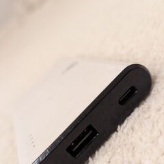 【定価7000円】モバイルバッテリーエレコム モバイルバッテリー/薄型/Type-C対応/6000mAh/3.0A/PSE/ホワイトの画像