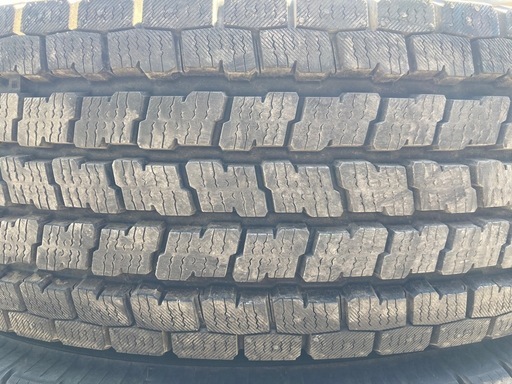 YOKOHAMA 195/80R15 24年製　冬タイヤ　【♯い-37 ②】 YOKOHAMA 195/80R15 24年製 冬タイヤ 【♯い-37 ②】 YOKOHAMA 195