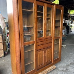 差し上げます大型本棚、食器棚、収納棚