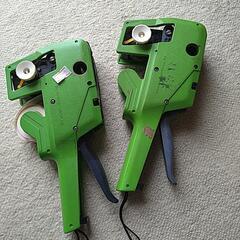 決まりました。2台。ハンドラベリング貼付機器