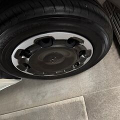 新型シエンタ　タイヤ　純正　中古３本　新品同様１本