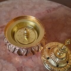 西洋香炉　蓋付き 香炉台 金属製 ゴールド (お香立セット)の画像