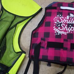 子ども用ライフジャケット２つ。小学生ぐらいのお子さんに