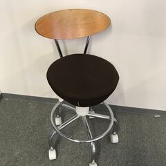 キャスター付き　ハイチェア　背もたれつき