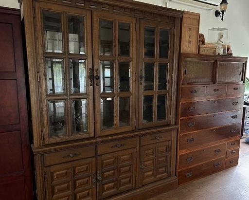 写真左側の本棚