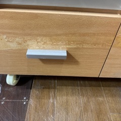 キャスター付き食器棚の画像