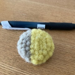 フェルトブローチ　北欧　イエローバッチの画像