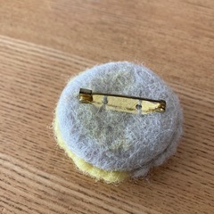 フェルトブローチ　北欧　イエローバッチの画像