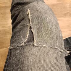 破れたジーンズ👖を直します。