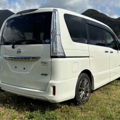 日産　セレナ　白の画像