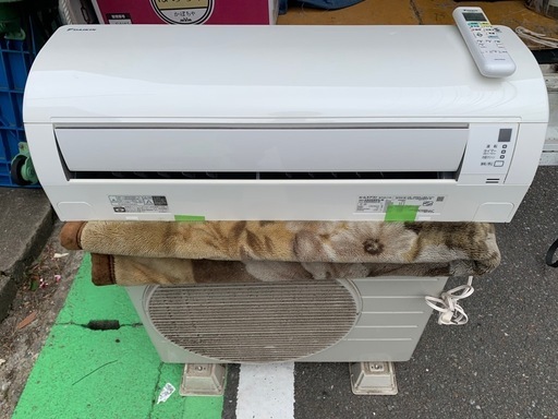 福岡市内取付料金込み　ダイキン空調　ルームエアコン　10-12畳　2019年