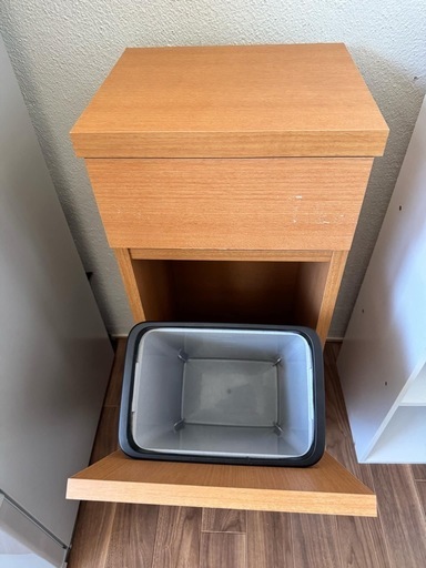 ベッド、布団、ゴミ箱、