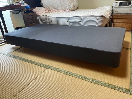 シモンズの高級マットレス　足つき