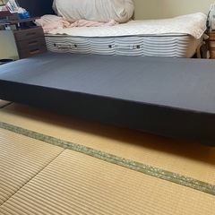 シモンズの高級マットレス　足つき