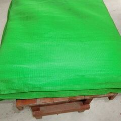 メッシュシート／グリーン　２．３ｍ×１２．６ｍ　柔軟性の有るメッシュシート　未使用品ですの画像