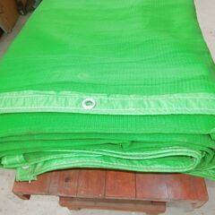 メッシュシート／グリーン　２．３ｍ×１２．６ｍ　柔軟性の有るメッシュシート　未使用品ですの画像