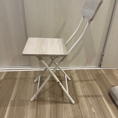 ニトリ　折りたたみ椅子　白の画像