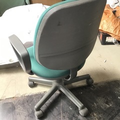 無料【中古】オフィスチェア1台（グリーン／肘掛け付き）お譲りします！の画像