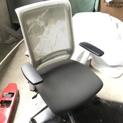 【中古】ワークチェア（オフホワイト／肘掛け付き）現地販売中！