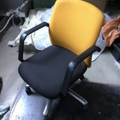 【中古】デスクチェア（イエロー／肘掛け付き）現地販売中！