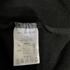 ブラックノースリーブパーカー付きトップスです。の画像