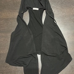 ブラックノースリーブパーカー付きトップスです。の画像