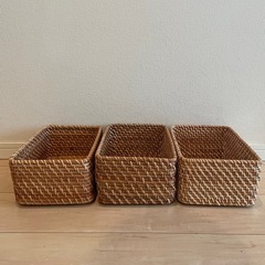 重なるラタンバスケット(無印良品)
