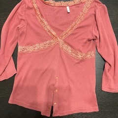 胸元、首回りの可愛い💕落ち着いたピンク色の^_^カーディガンです。