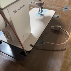 足踏みミシン(RICCAR) 中身一式かなりレアですの画像