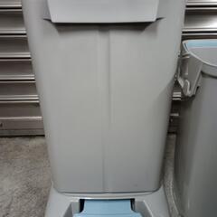 ふた付きゴミ箱の画像
