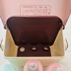 哺乳瓶4本と除菌じょーずの画像